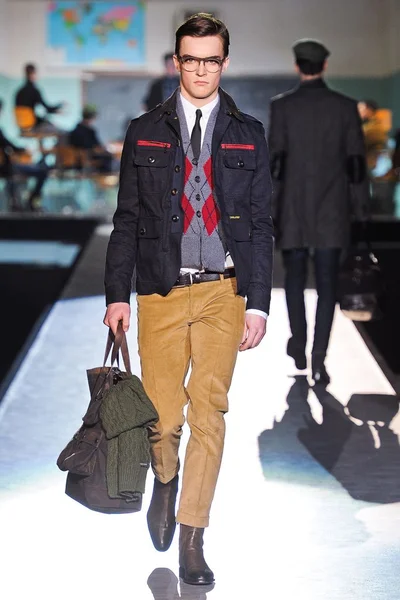 Look 16